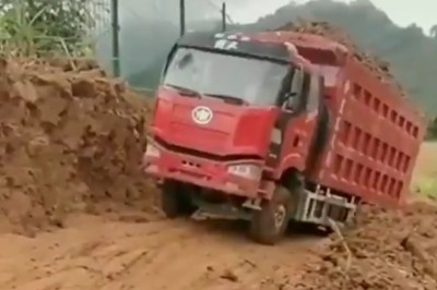 Załadowana ciężarówka wywraca się obok małej dziewczynki