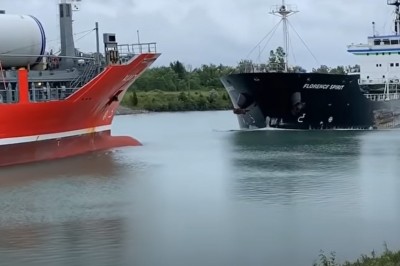 Czołówka statków na rzece. Na wymijanie było już za późno