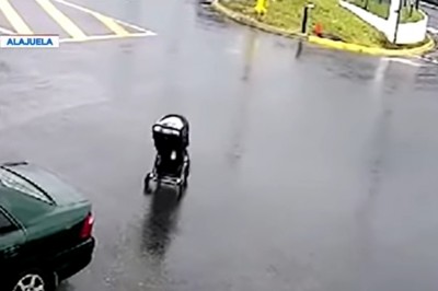 Matka nie zauważyła, że wózek z dzieckiem wjeżdża na ulicę 