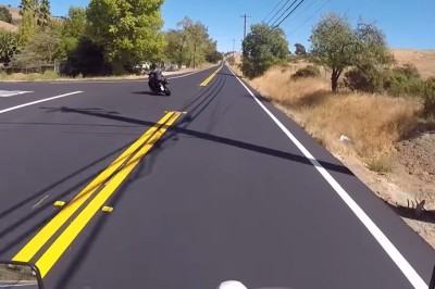 Motocyklista kontra mistrz kierownicy na zakręcie. Skończyło się czołówką