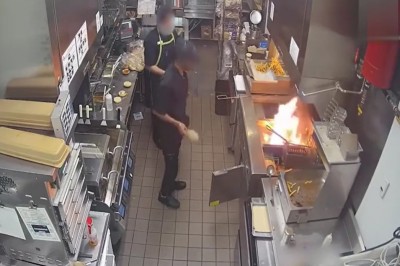 Palący się ogień kontra pracownicy restauracji. Mistrzowskie gaszenie 