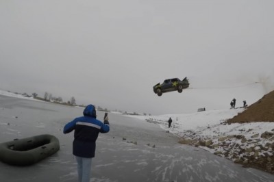 Lot samochodem z urwiska do zamarzniętego jeziora