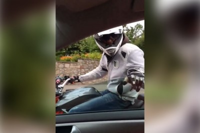 Motocyklista i jego próba upomnienia kierowcy auta. Coś nie pykło