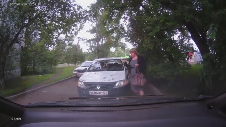 Walnęła focha i zostawiła auto na środku drogi. Mistrzyni za kierownicą
