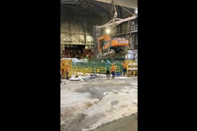 Koparka kontra pracownicy. Kierownik nie będzie zadowolony 