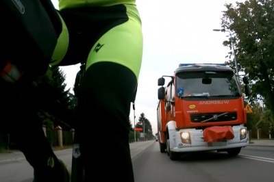 Strażak w wozie kontra rowerzysta niewidzący ścieżki rowerowej 