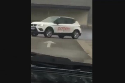 Sebixy kasują auto z wypożyczalni na parkingu pod marketem