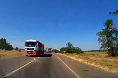 Dwa TIRy i autobus kontra gość w osobówce