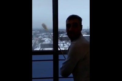 Kiedy kolega chce puścić fajerwerk przez okno w mieszkaniu 