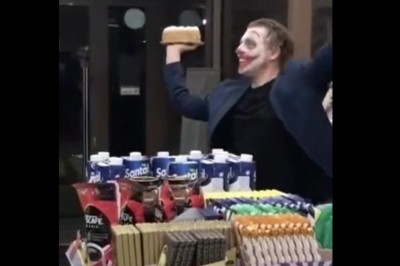 Gość przebrany za Jokera kontra ochroniarz w sklepie