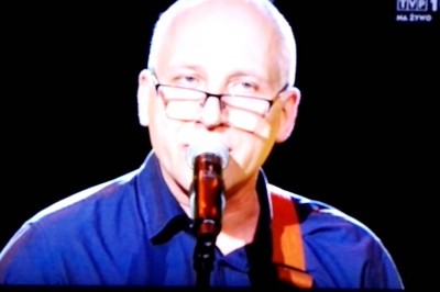 Kuba Sienkiewicz strollował TVP w Opolu podczas piosenki „Killer”