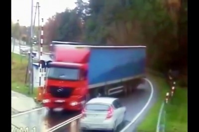 Driftował TIRem na zakręcie i skasował osobówkę. Odjechał z miejsca zdarzenia 