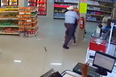 Stary kowboj gołymi rękoma powstrzymuje rabusia