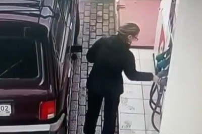 Kobieta i jej bezprzewodowe tankowanie paliwa na stacji paliw