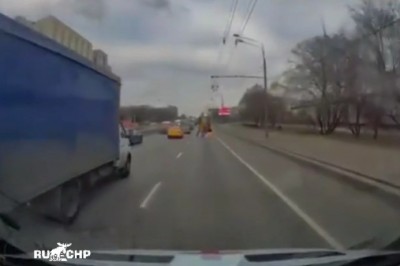 Zamyślony kierowca karetki kontra koparko-ładowarka na środku drogi