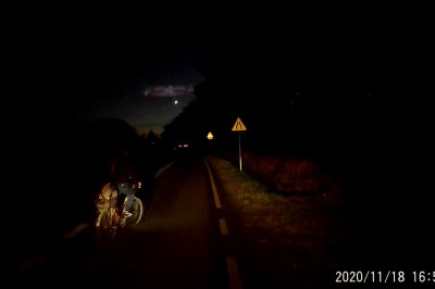 Rowerzystka kamikadze kontra kierowca samochodu. Nie widziała problemu 