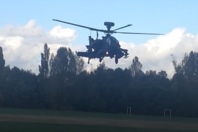 Apache podlatuje do dwóch gości na środdku boiska