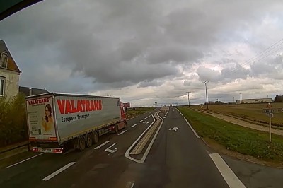 Pirat drogowy w TIRze spycha innych kierowców z drogi 