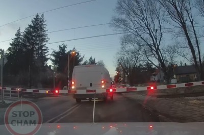 Ucieczka dostawczakiem z zamkniętego przejazdu kolejowego - Kraków