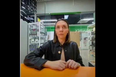 Wpadła tylko założyć nową szybkę. Mistrzowska reklama serwisu telefonów