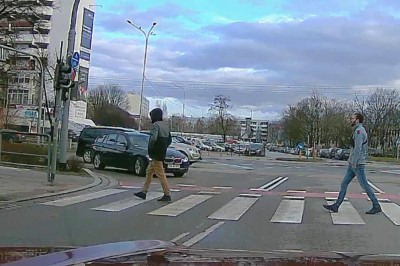 Cwaniaczek w rurkach z torebką kontra nadjeżdżające BMW