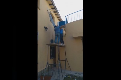 Dwóch mistrzów montowania klimatyzacji pokazuje jak tego nie robić 