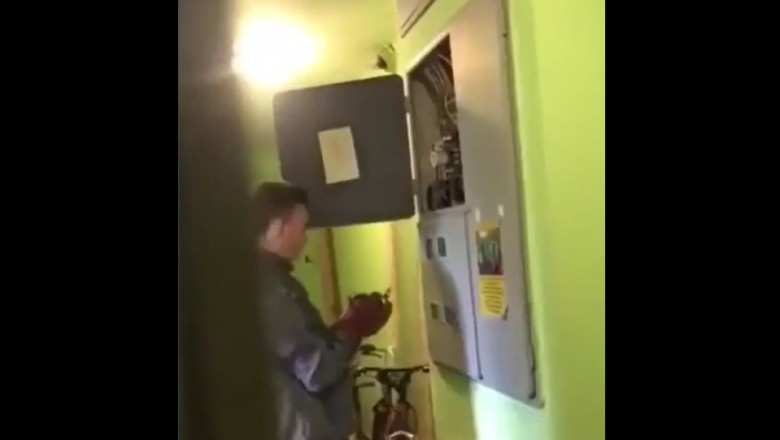 Elektryk amator grzebie w skrzynce na klatce schodowej