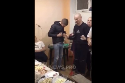 Seba pokazuje sztuczkę ze znikającym żarciem na imprezie