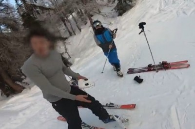 Wkurzony facet kontra dwóch typów z dronem na stoku