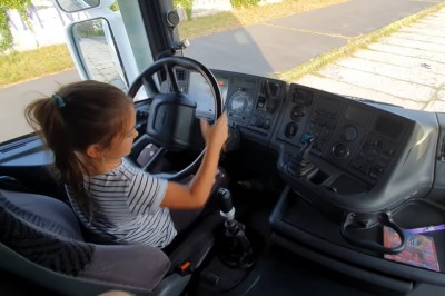 Tatuś daje przejechać się małej córce ogromną Scanią 