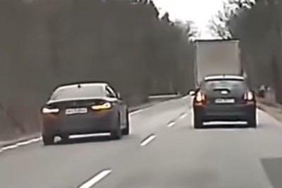 Nagranie z czołowego zderzenia BMW i Nissana pod Warszawą