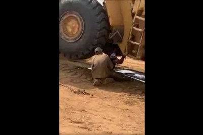 Chciał naprawiać układ hydrauliczny siedząc pod ładowarką podniesioną na łyżce