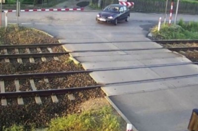 Wjechał prosto pod pociąg towarowy. PKP udostępniło film z przejazdu
