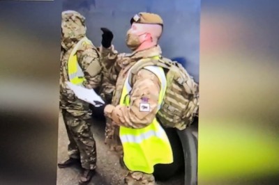 Irlandzki gwardzista zaskakuje polskich kierowców mówiąc po polsku