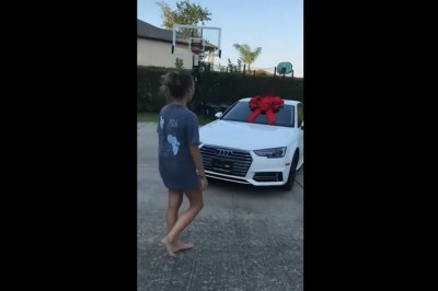 Dostała nowe Audi w prezencie. Nie wytrzymała z wrażenia 