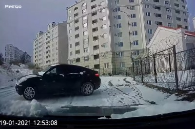 BMW leciało wprost na niego. Musiał się szybko ratować przed kolizją 