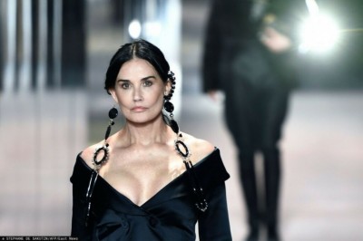 58-letnia Demi Moore pojawiła się na wybiegu. Wszyscy komentowali jej twarz 