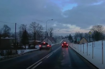 Pirat drogowy doprowadza do wypadku na skrzyżowaniu. Nagranie z wideorejestratora