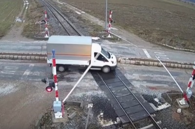 Gość wjechał busem wprost pod pociąg. Nagranie z przejazdu