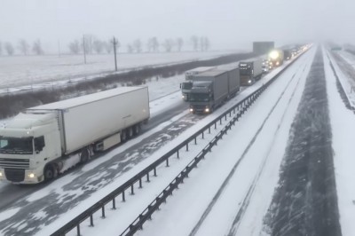 Szeryf drogowy blokuje ekspresówkę podczas zamieci. Gniezno - Poznań