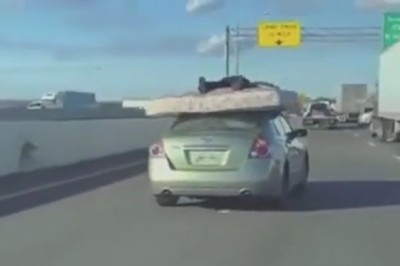 Jechał położony na materacu. Mistrzowie transportu w akcji