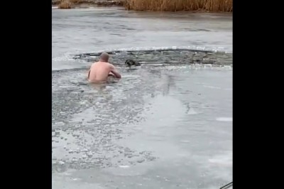 Przypadkowy mężczyzna ratuje psa pod którym załamał się lód