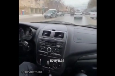 Chciał pokazać kumplowi jaki z niego kozak. Rozwalił auto już po chwili 