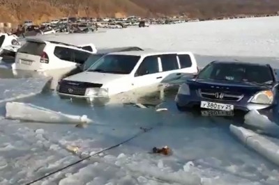 Wędkarze zaparkowali auta na lodzie. Musieli być nieźle zdziwieni