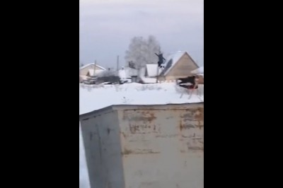 Dzieciaki bawią się w loty kosmiczne. Gość miał niezły ubaw 