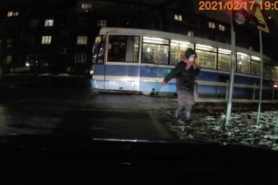 Ci ludzie udowodnili, że czasem warto odłożyć kamerę. Najbardziej żenujące wpadki #3