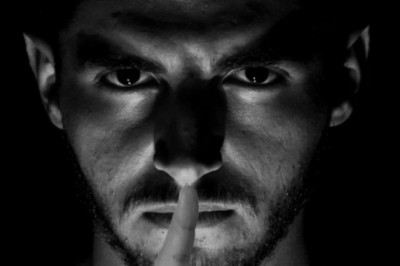 Faceci z tymi imionami najczęściej ranią kobiety. Lepiej ich unikać 