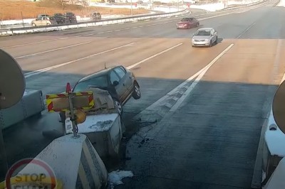 Auto wbiło się w zapory. Tak się kończy wyprzedzanie na bramkach A1