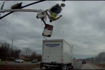 Naprawa świateł nad drogą. Nie pomyśleli o bezpieczeństwie 