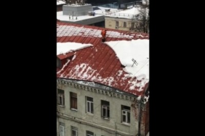 Zleciał z dachu podczas odśnieżania. Tak się kończy brak znajomości BHP